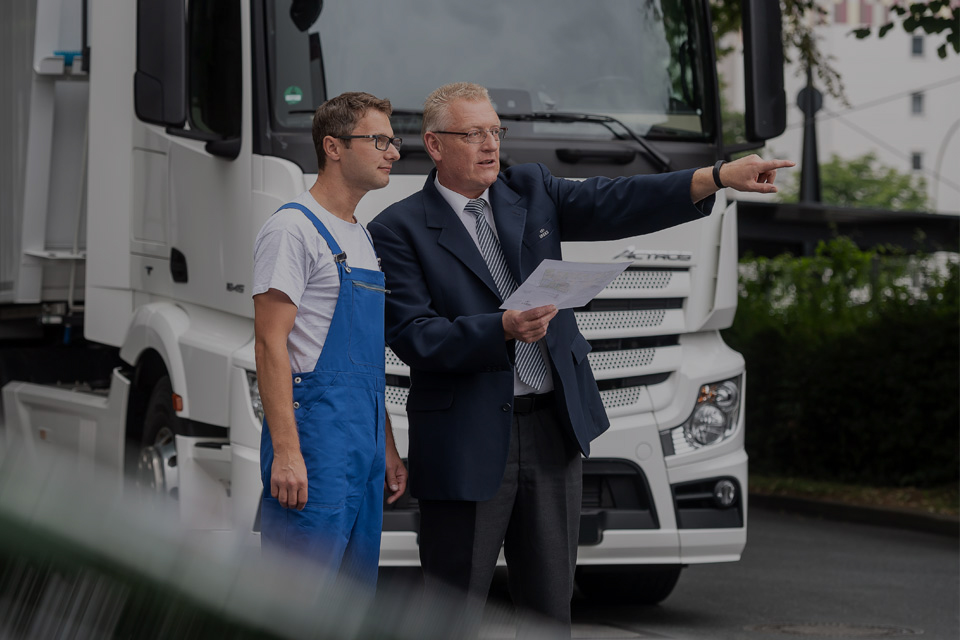 IREKS-Mitarbeiter erklärt LKW-Fahrer den Weg