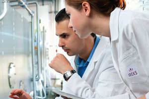 Zwei IREKS-Mitarbeiter arbeiten konzentriert in einem Labor